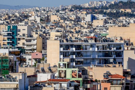 «Ξεσπιτώνουν» χιλιάδες δικαιούχους στέγης